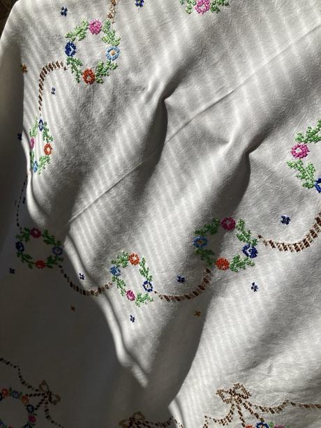 Krásny ľanový obrus s výšivkou krížikovou,, 