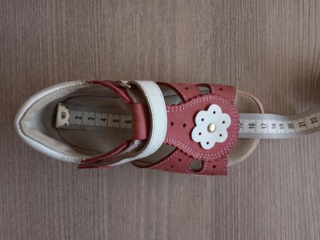 Kožené sandálky, 26