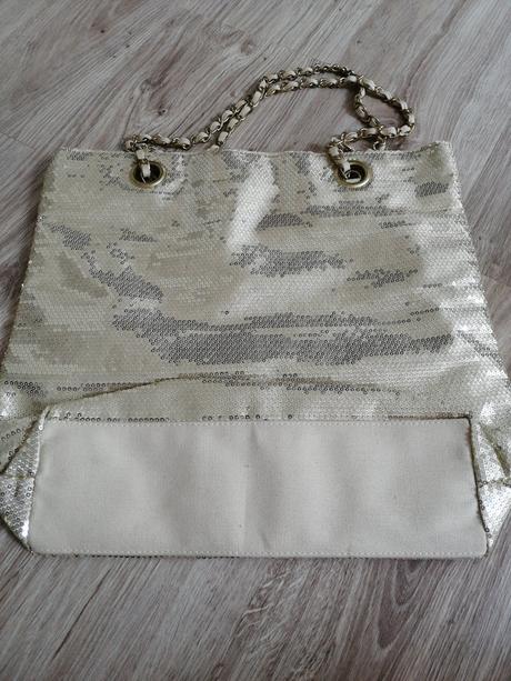 Taška s flitrami, atmosphere