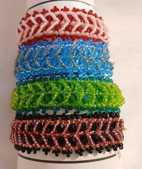 Jemné náramky zo sklenených korálok českej výroby, 