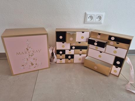 Krabice z adventnych kalendarov mary kay, 