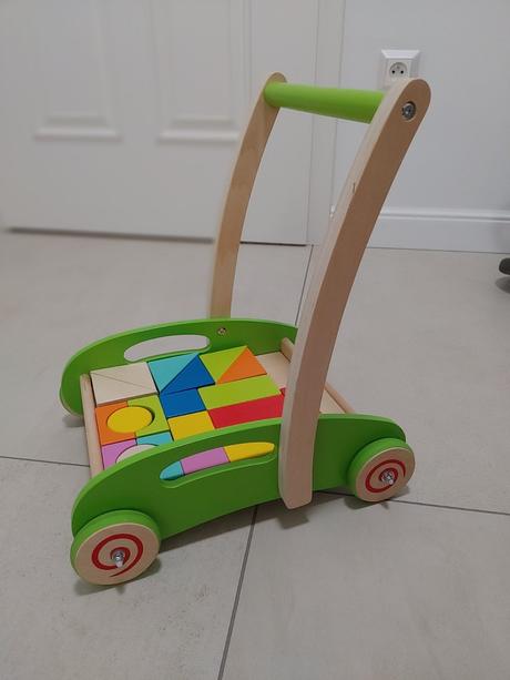 Dreveny vozik hape choditko s kockami, 