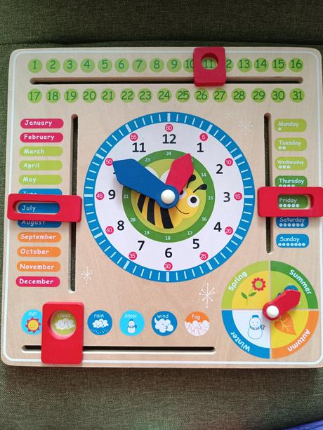 Drevený kalendár s hodinami, 