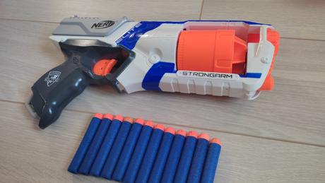 Nerf strongarm s postou, 