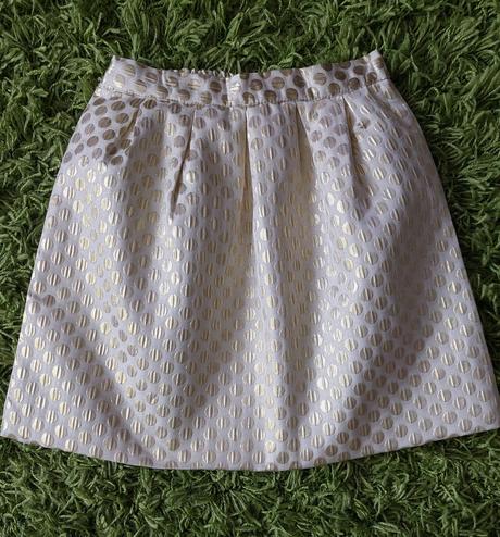 Sukňa so zlatými bodkami, 98