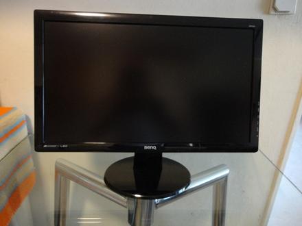 Lcd monitor benq na pc + káble, 