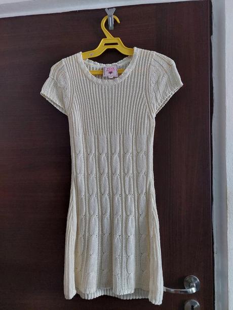 Krémové pletené šaty s krátkym rukávom, s