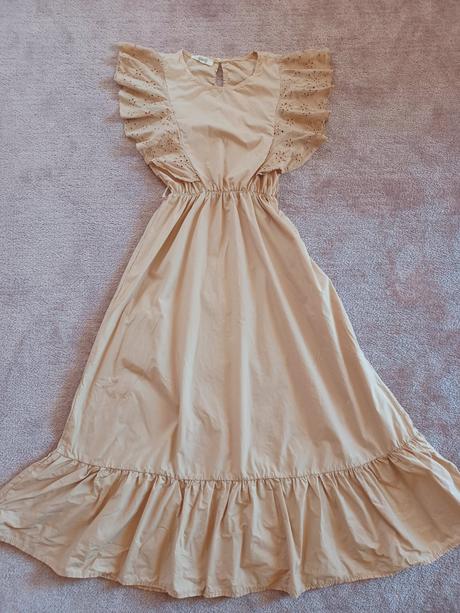 Šaty s volánmi, 36