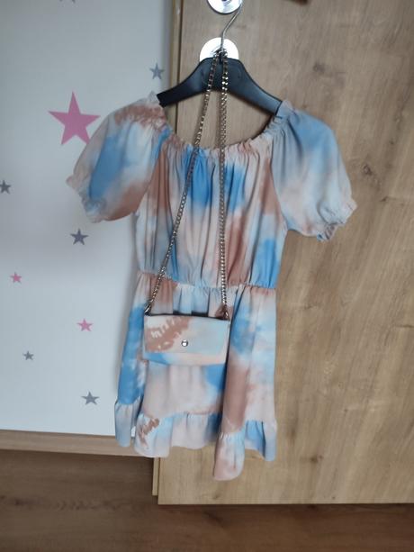 Šaty s kabelkou, 128