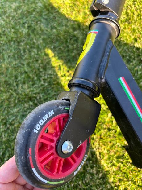 Kolobezka scuderia ferrari, 