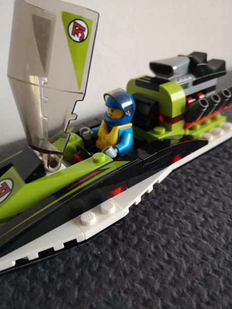 Lego city 60114 pretekársky čln,