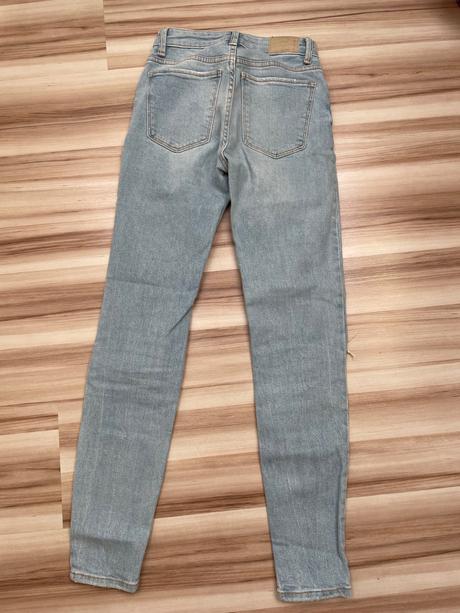 Bledomodré rifle, bershka,32