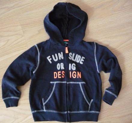 Tmavomodrá mikina, 104