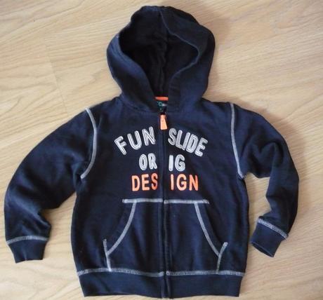 Tmavomodrá mikina, 104