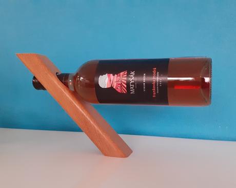 Drevený balančný stojan na víno, 