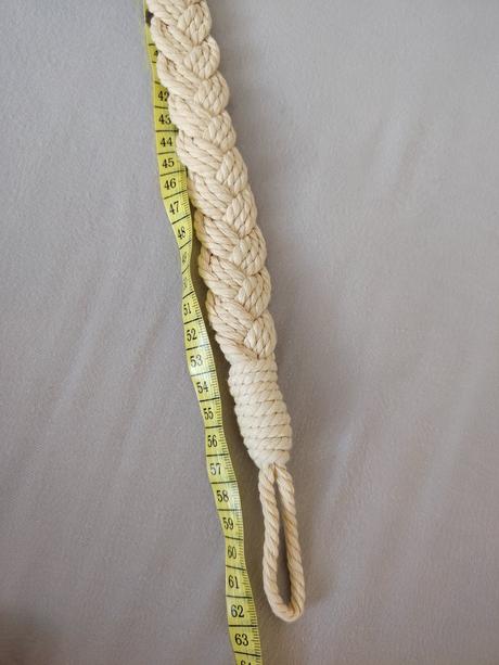 Béžové spony na závesy,