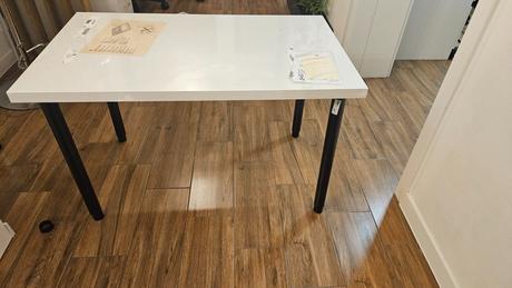 Stol s nastaviteľnou vyskou, 