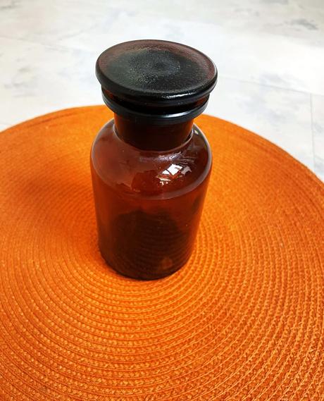 Stará sklenená nádobka, 