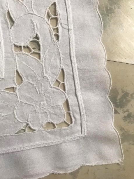 Batistový obrúsok - richelieu, 