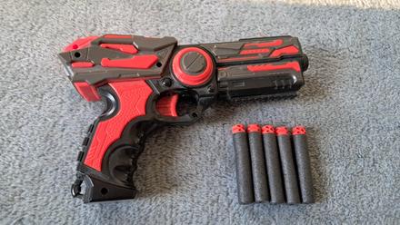 Hračkárska zbraň s 5 penovými nábojmi,