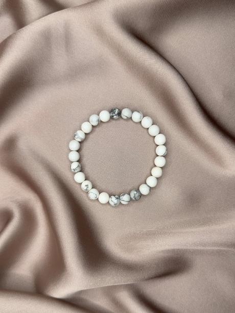 Dámsky náramok z bieleho howlitu,