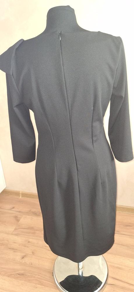 Čierne puzdrové šaty s volánmi, xl