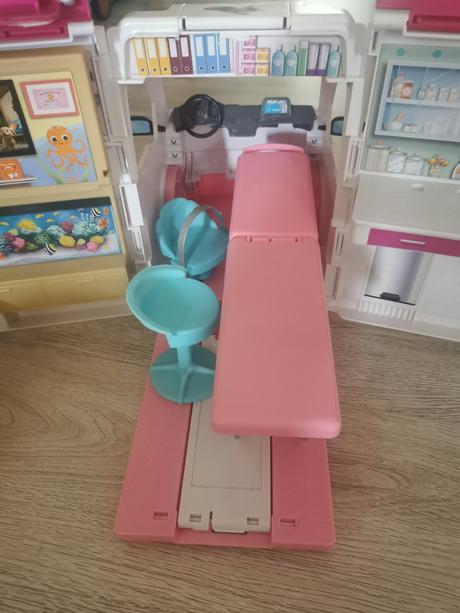 Barbie sanitka,