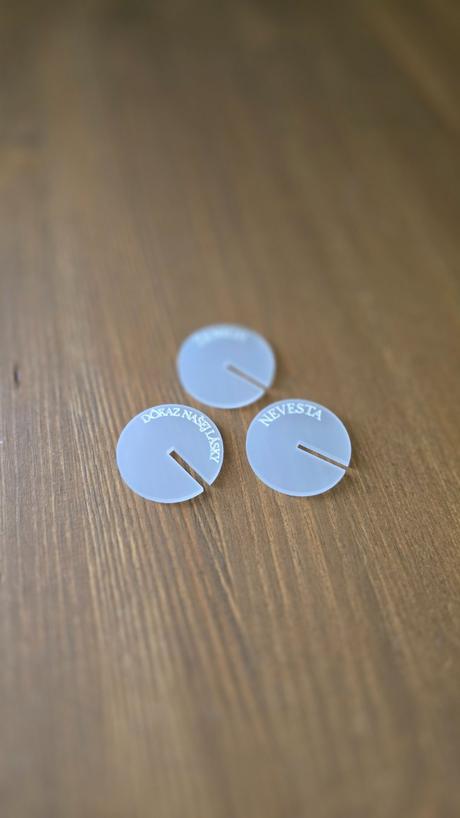 Handmade minimalisticka menovka na svadobny pohar,