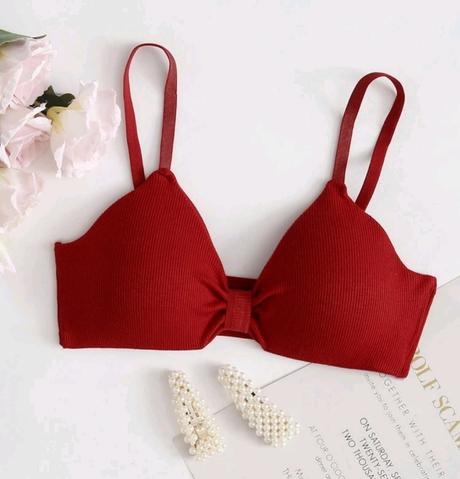 Červená podprsenka., s