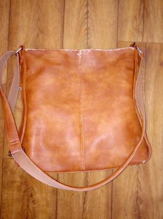Hnedooranžova kabelka prakticka vacsia dobry stav,