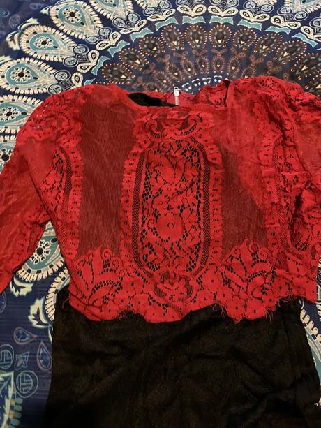 Červený krajkový top, 38