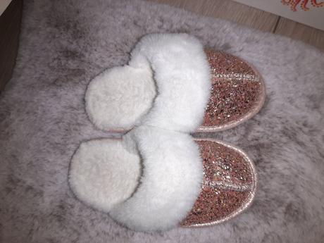 Glitríkové papučky, 28