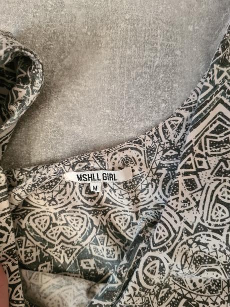 Sivé šaty s ornamentami, m