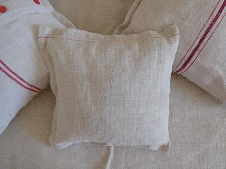 Vankúše menšie , vačšie, podlhovasté,, 