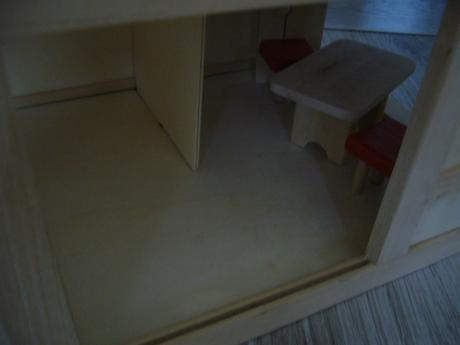 Drevený domček pre bábiky,
