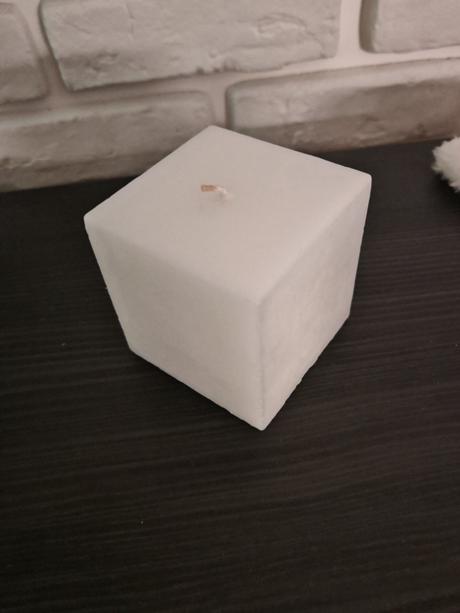 Biela sviečka kocka, 