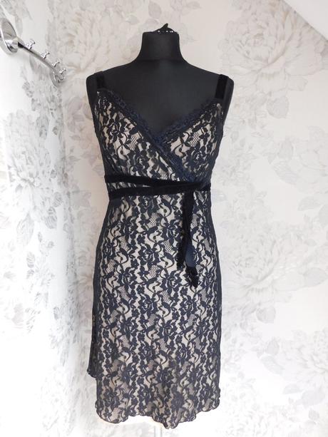 Pekne čipkovane šaty, 38