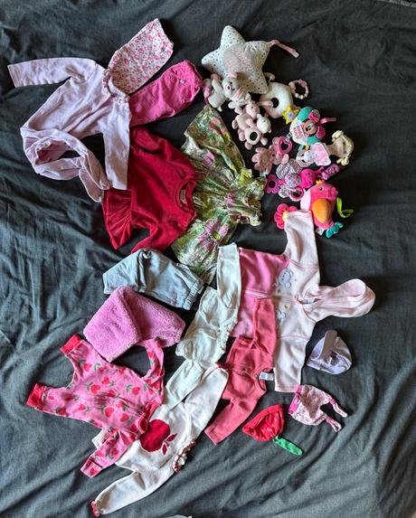 Balík oblečenia a hračiek pre dievčatko, 