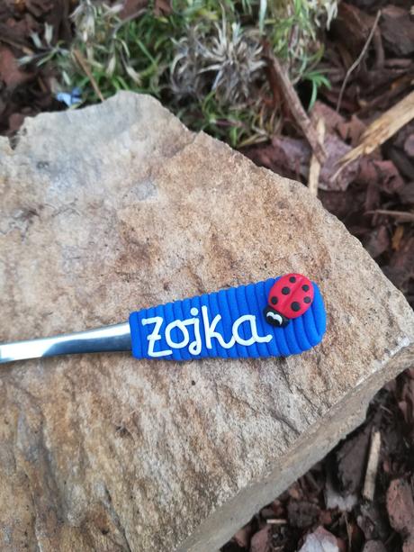 Lyžička s menom,