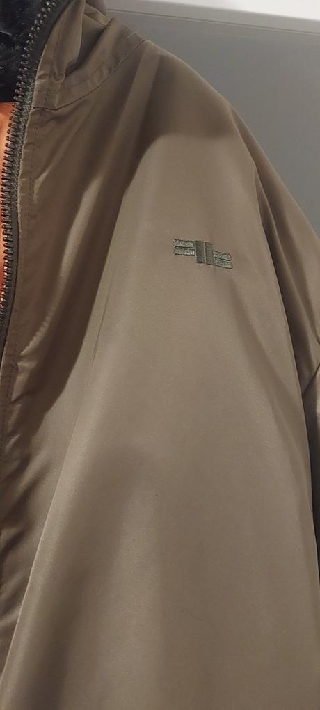 Nová pekná bombera, xxxl