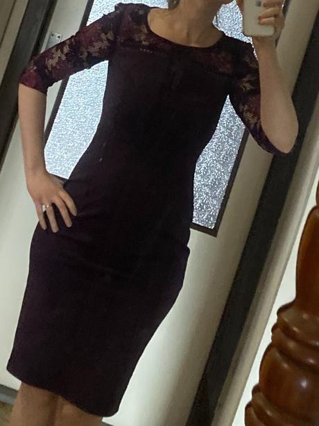 Krasne fialove saty s čipkou, s