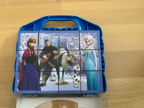 Plastové kocky frozen v kufríku,