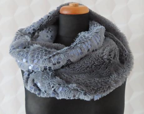 Kožušinkový šál s flitrami,