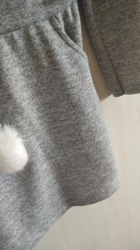 Šedé šaty s flitrami, 140