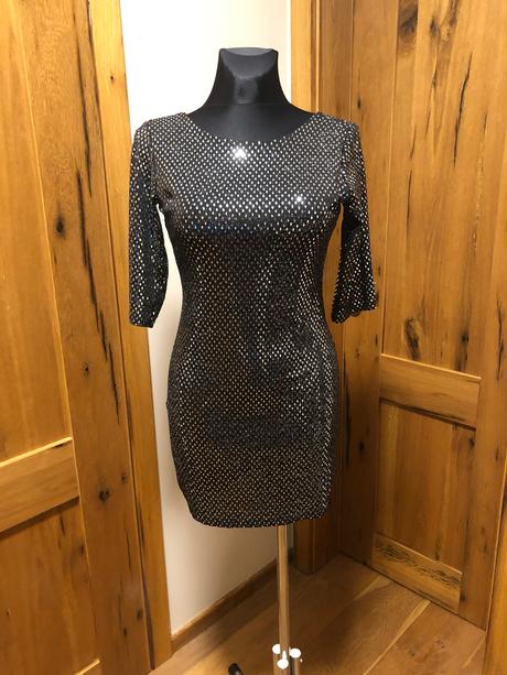 Trblietavé šaty, s