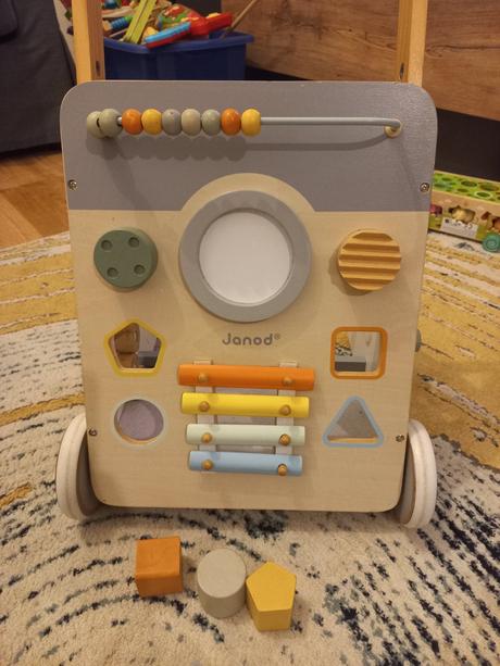 Drevene choditko s aktivitami, janod, 