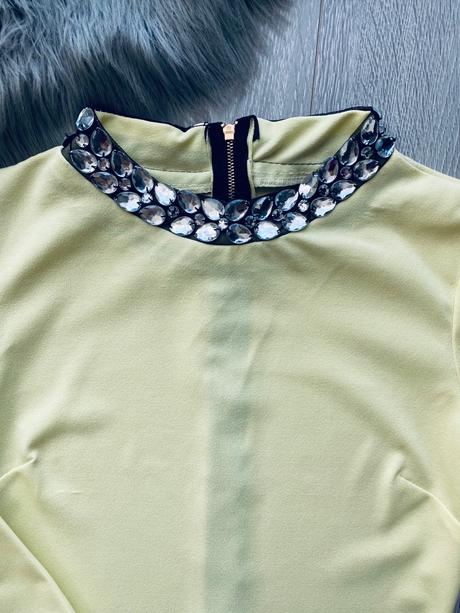 Elegantné šaty so štrasovou ozdobou, s