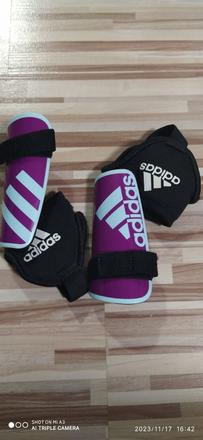 Adidas futbalové chrániče, 