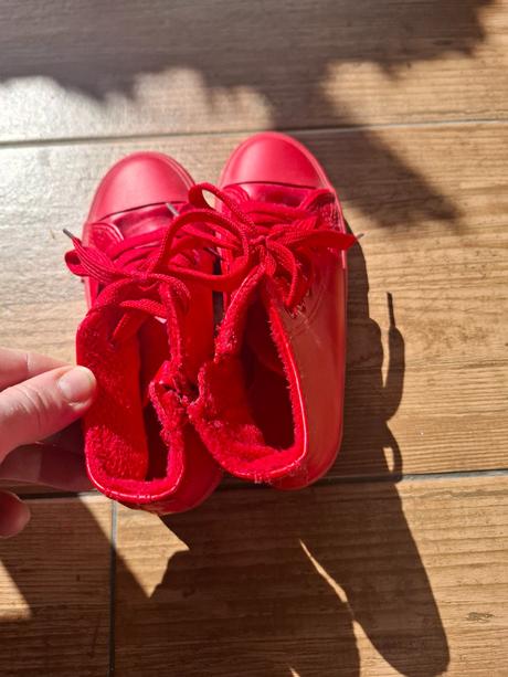 Červené tenisky vyteplené, 31