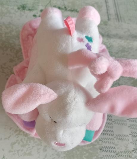 Zavesovací psík na vankúšiku s naťahovaním melódia, 